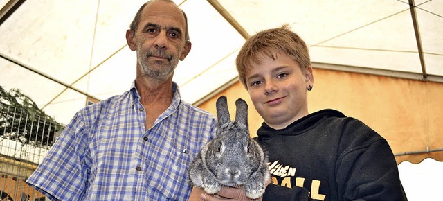 Vorsitzender Hanspeter Nester und Jung...hasen bei der Schnauer Jungtierschau.  | Foto: Paul Berger