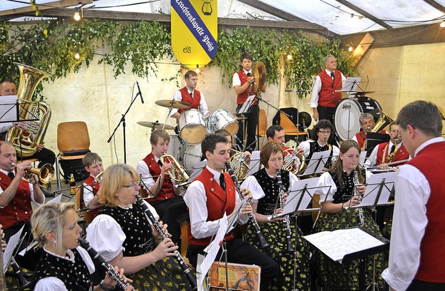 Fr Feststimmung            sorgte bei...r anderem die Trachtenkapelle Aitern.   | Foto: Paul Berger