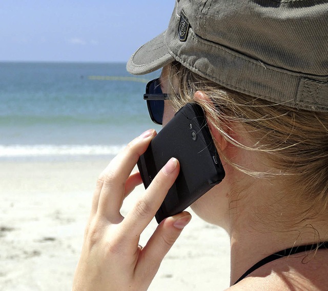 Telefonieren am Strand wird billiger.  | Foto: dpa-tmn
