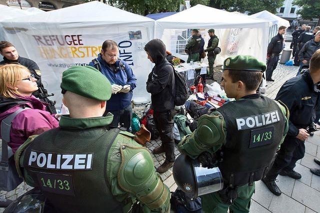 Münchner Polizei bringt Hungerstreikende Asylbewerber in Krankenhäuser