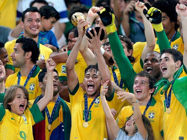 Gelten nach ihrem Sieg ber Spanien al...nd: die Nationalmannschaft Brasiliens.  | Foto: dpa