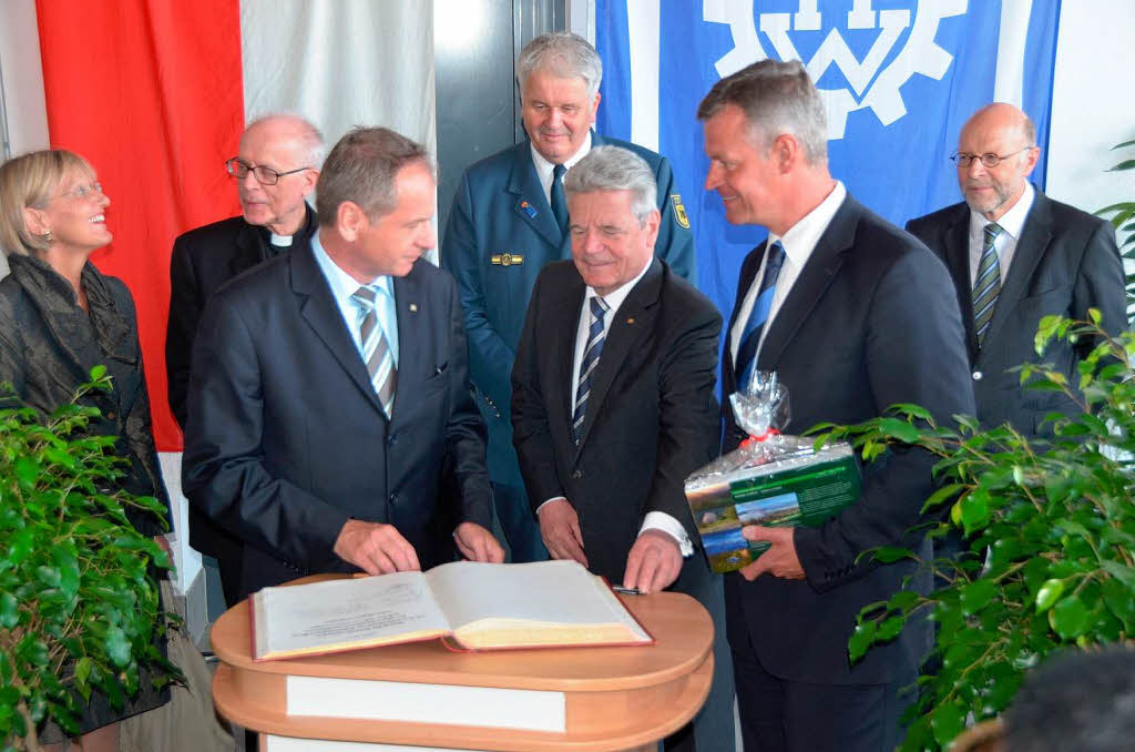 Der Bundesprsident und Baden-Wrttembergs Innenminister Gall trugen sich zudem in das Goldene Buch der Stadt Breisach ein...