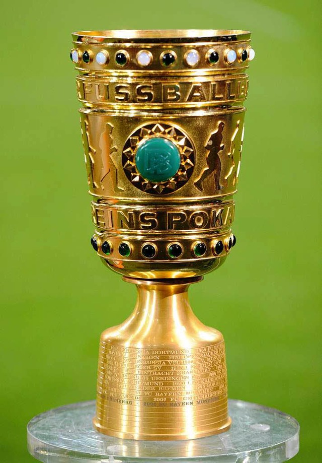 Das Objekt der Begierde: der DFB-Pokal.  | Foto: dpa
