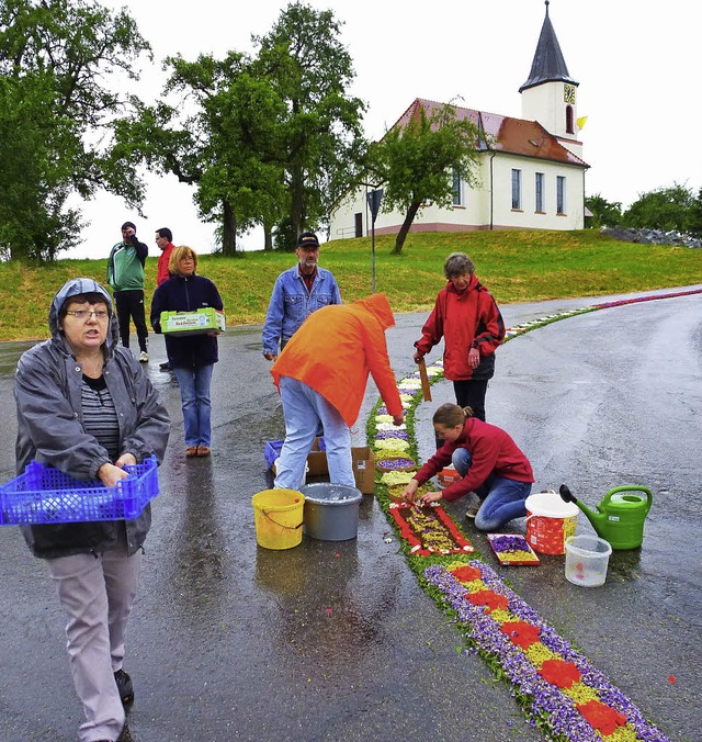 Trotz Nieselregen wurde zum Patroziniu...n durchgehender Blumenteppich gelegt.   | Foto: Karla Scherer