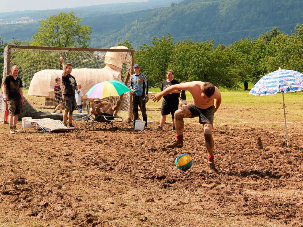 Mit Liegestuhl und Sonnenschirm machten sich die Kicker auf dem Platz bequem. Mit Liegestuhl und Sonnenschirm machten sich die Kicker auf dem Platz bequem.