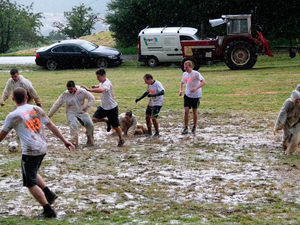 Während des Platzregens am Samstag wurde das Fußball spielen zur Wasserschlacht. Während des Platzregens am Samstag wurde das Fußball spielen zur Wasserschlacht.