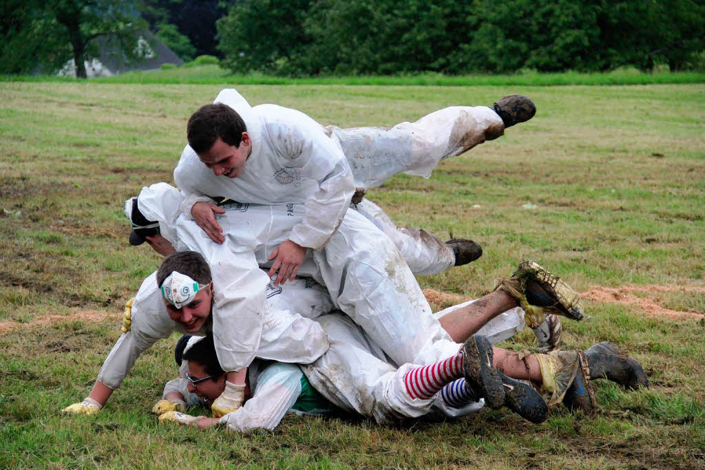 Die Jungs der BKA (Berufskampftrinkerarmee) aus Inzlingen freuen sich über ein Tor. Die Jungs der BKA (Berufskampftrinkerarmee) aus Inzlingen freuen sich über ein Tor.