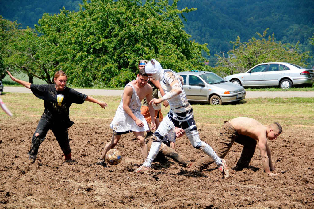 In Wiechs spielen sogar Mumien Fußball. In Wiechs spielen sogar Mumien Fußball.