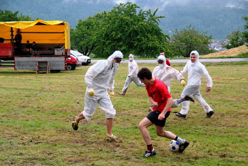 Die BKA - Berufskampftrinkerarmee aus Inzlingen spielte in Schutzanzügen und mit Mundschutz. Die BKA - Berufskampftrinkerarmee aus Inzlingen spielte in Schutzanzügen und mit Mundschutz.