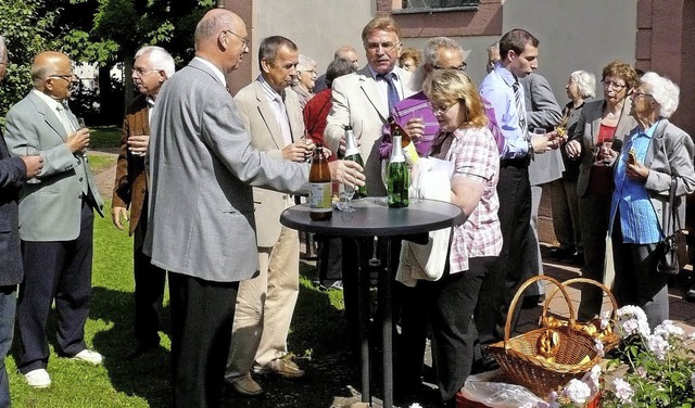 Stehempfang: Der Vorsitzende des Kirch...einderte und Chormitglieder feiern.    | Foto: Alfred Arbandt