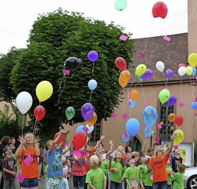 Begeistert lieen Kinder beim Jubilum...e  Luftballons  in den Himmel steigen.  | Foto: cremer