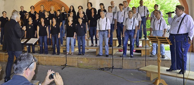 Die 40 Mitglieder des Retro-Chors zeig...tinenten Jahren nichts verlernt haben   | Foto: Martina Proprenter