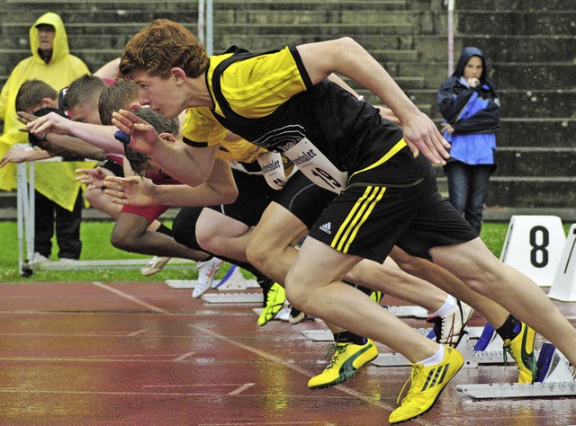 Explosiv im Dauerregen: Lukas Beckert ... ( vorne rechts) beim 100-Meter-Sprint  | Foto: heiler