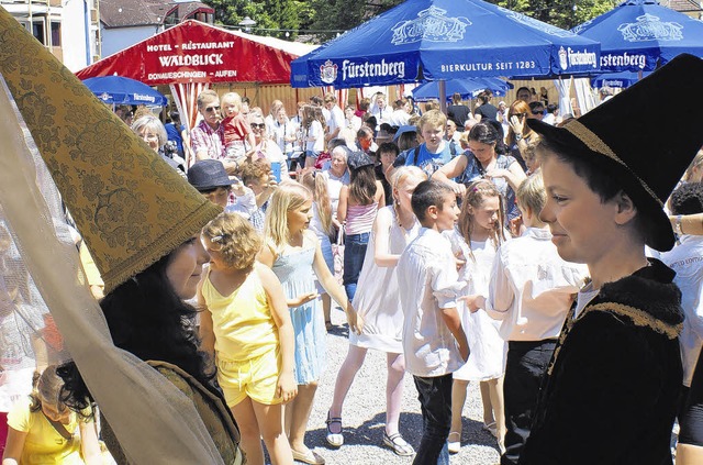 Sabrina Kemeny und Maximilian Kempter als Grfin  Amalie und Graf Heinrich  | Foto: JAKOBER