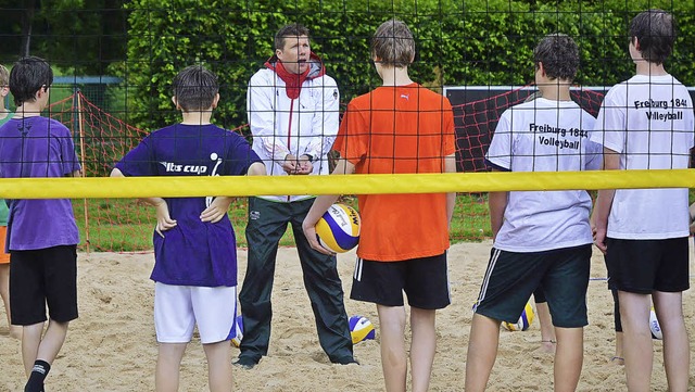 Der Star erklrt die richtige Baggerha... im Sand mit dem Freiburger Nachwuchs   | Foto: Hecht