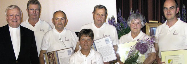 Dompfarrer Wolfgang Gaber mit den Geeh...ita Fritz und Armin Spitz (von links).  | Foto: Ulrike Spiegelhalter