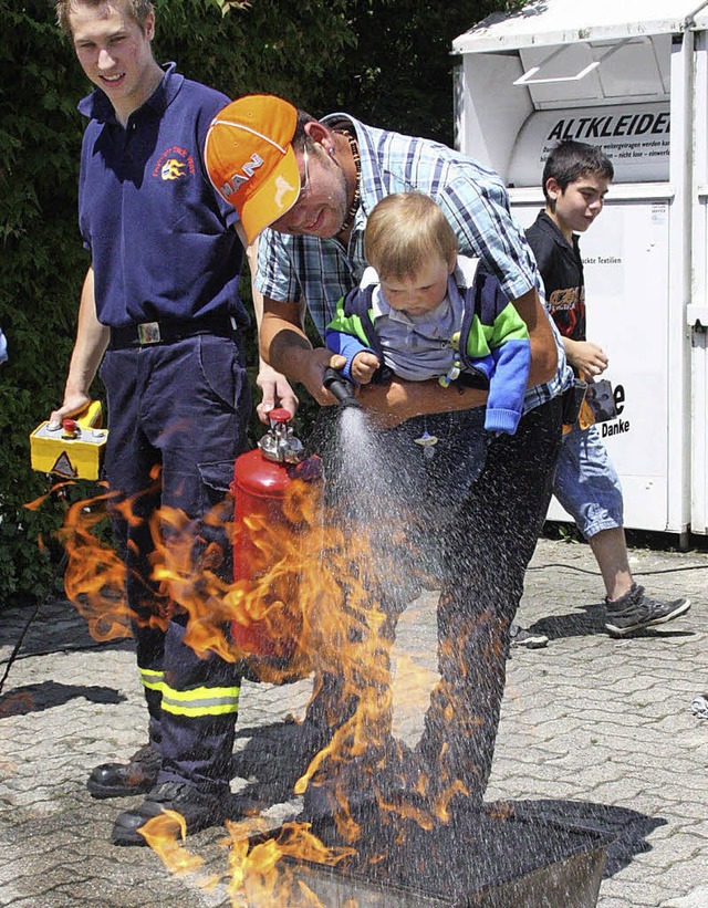 Frh bt sich: Selbst einen Brand lsc... Besucher bei der Feuerwehr flingen.   | Foto: J. Kerckhoff