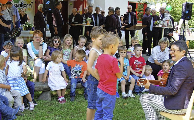 In sechs Sprachen sangen die Kinder vo...e Bossert an der Gitarre (rechts).      | Foto: Melanie Dramac