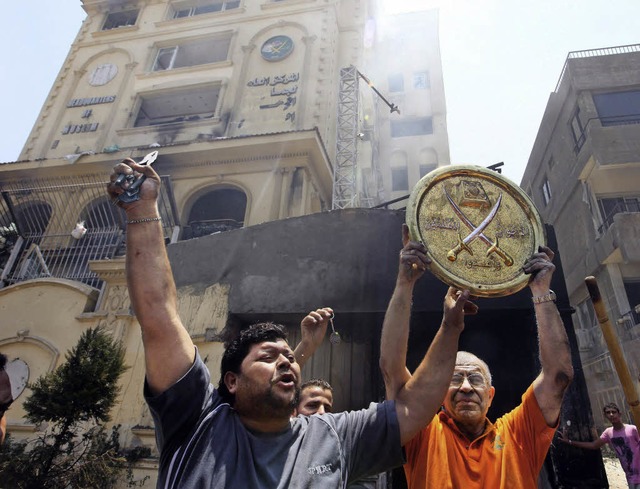 Demonstranten vor dem Hauptquartier der Muslimbruderschaft    | Foto: DPA