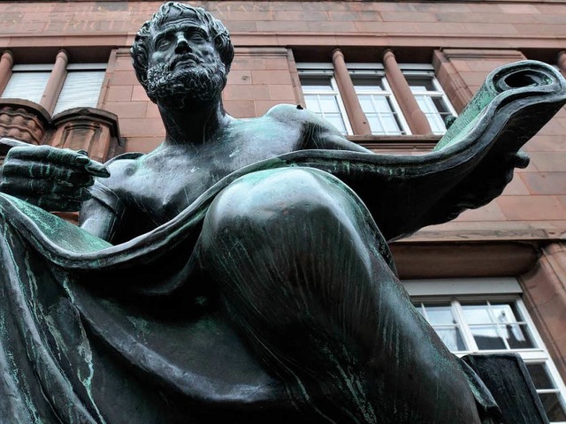 Der bronzene Aristoteles am KG I der Freiburger Universitt   | Foto: ingo schneider
