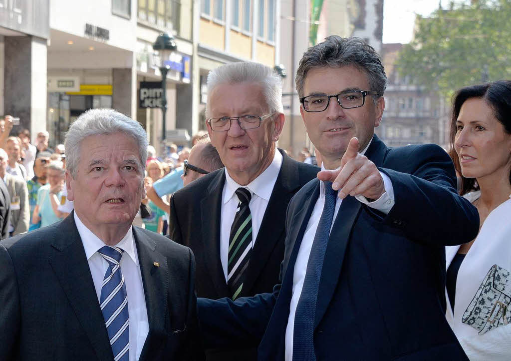 Oberbrgermeister Dieter Salomon gibt fr Ministerprsident Winfried Kretschmann und Joachim Gauck (von rechts) den Fremdenfhrer.