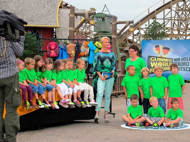 Die Ettenheimer Kinder mit Sonja Zietlow bei der Fernsehaufzeichnung.  | Foto: Privat