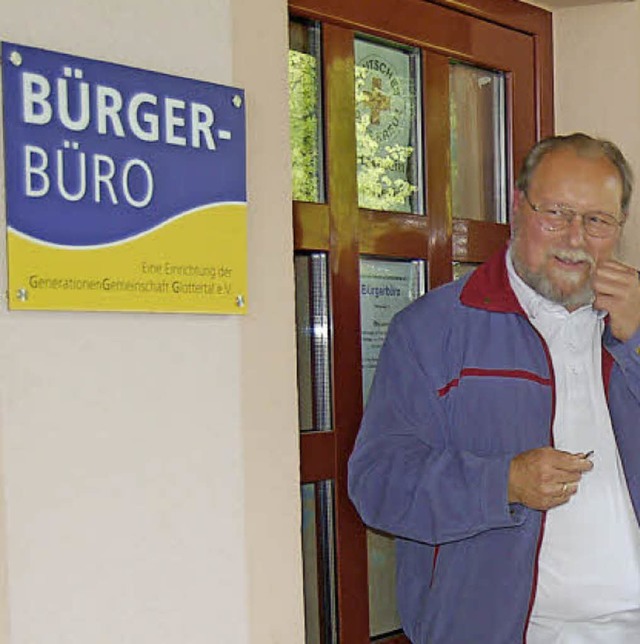 Karl-Friedrich Fackler freut sich ber das neue Broschild fr das Brgerbro.   | Foto: Ringwald