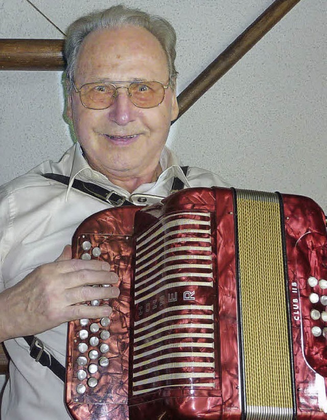 Manfred Stckel spielt jetzt Akkordeon.  | Foto: Karlernst Lauffer