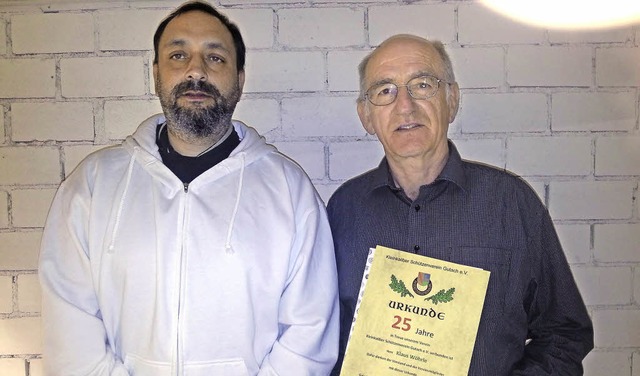 Klaus Whrle wurde fr 25-jhrige Mitg...Claudio Moreni (links) ausgezeichnet.   | Foto: Verein