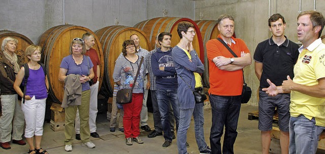 Markus Whrle (rechts) fhrt durch die Weinkeller.   | Foto: Heidi Fssel