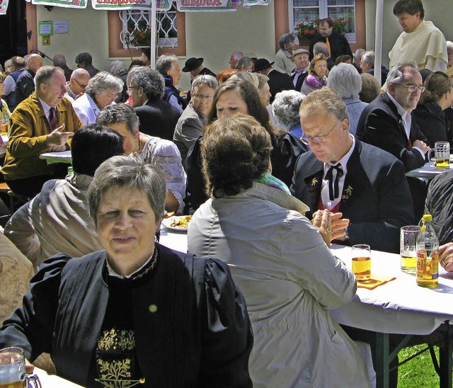 In der Gartenwirtschaft und mit den an...lteren Gste das Pfarrfest in Bernau.  | Foto: Ulrike Spiegelhalter