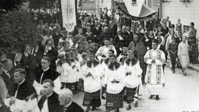 Vor dem Baldachin dunkel gekleidet Nun...en beim Besuch des hohen Gastes dabei.  | Foto: Archiv: Mutter