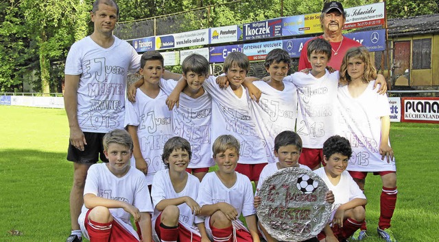 Die E-Jugendmannschaft vom SV Burkheim...vorsitzenden  Gerhard Jslin (rechts).  | Foto: herbert trogus