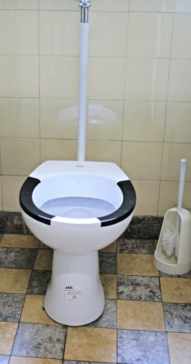 Sowohl auf der Buben- als auch auf der...toilette gibt es in keine Klobrillen.   | Foto: Christian John