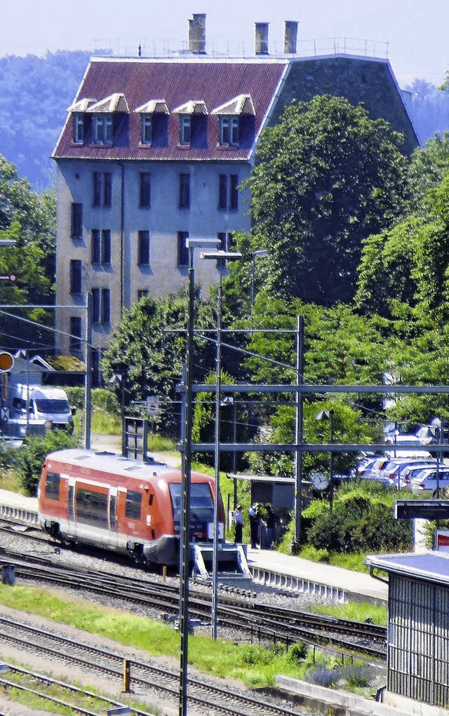 Entwurf gesucht: Das Waldshuter Rheins...fsgelndes und dem Gleis zur Schweiz.   | Foto: GERARD