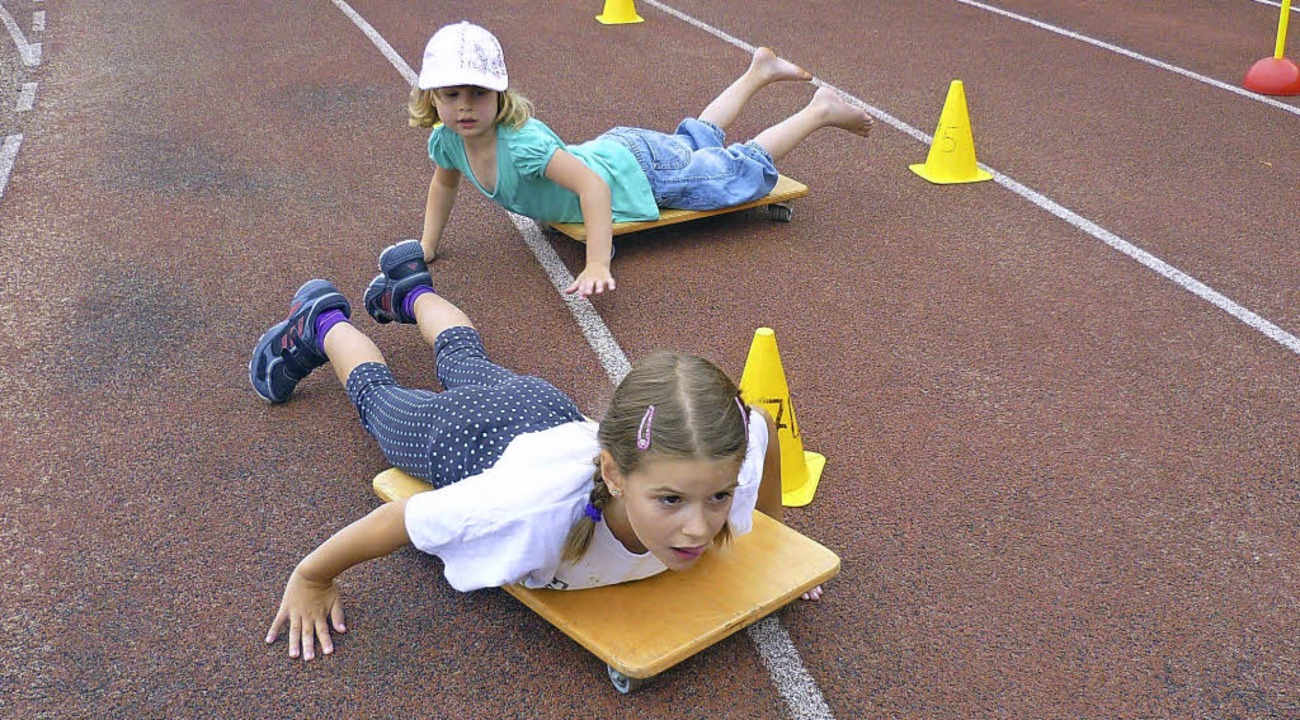 Auf dem Bauch liegend fahren diese Kin...m Spielfest 2011 durch einen Parcours.  | Foto: Archivfoto: Claudia Gempp