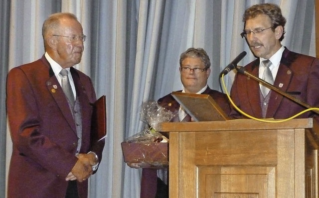 Zum Ehrenmitglied des MGV Untermnster...aas (Mitte) Trudpert Ortlieb (links).   | Foto: E. Gross