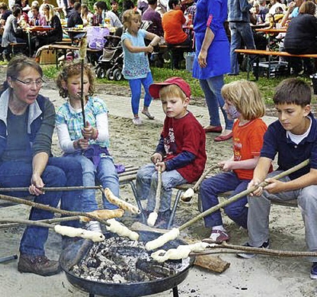 Zum Kindergartenfest gehrte auch Stockbrotgrillen.   | Foto: Kindergarten