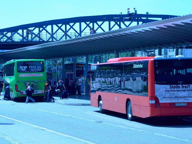 Grner Fernbus, roter Regionalbus &#82...e Kapazitten sind bald ausgeschpft.   | Foto: Verena Pichler