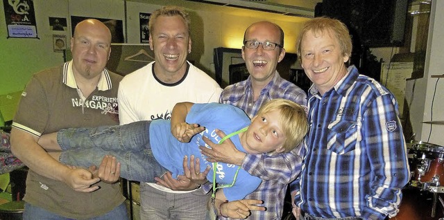 Jochen Ress, Joggl Kieltsch, Markus Ka...ommy Sauter tragen Jannis auf Hnden.   | Foto: privat