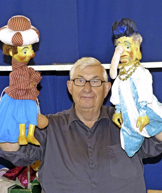 Helmut Schmiedeberg mit zwei seiner Puppen.   | Foto: privat