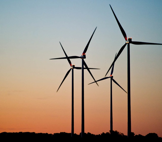 Windrder auf einem Feld nahe Jacobsdo...urg) drehen sich vor dem Abendhimmel.   | Foto: dpa