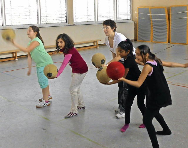 Die Faustballlehrerin Patrizia Keller mit ihren Schlerinnen   | Foto: privat