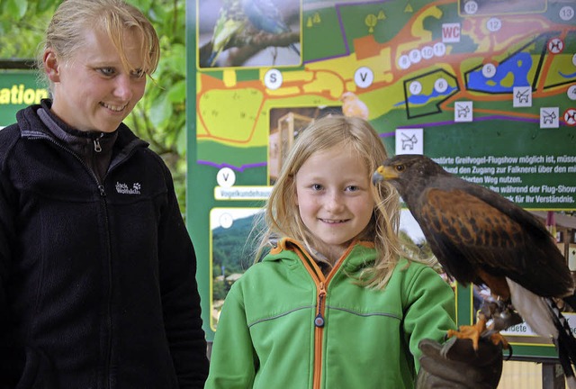 Falknerin Andrea Knoll mit Luise und Harri, dem Wstenbussard.  | Foto: privat