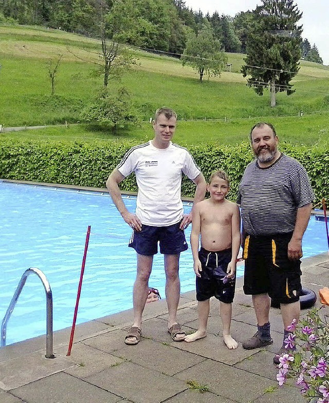 Nick in seinem Lieblingsbad mit Bademe...das  Schwimmbad hauptschlich leitet.   | Foto: privat