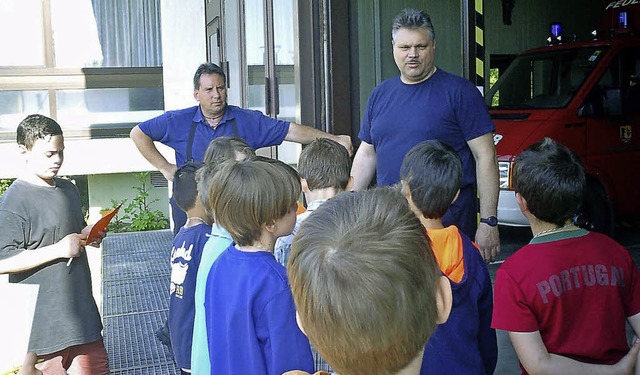 Die interessierten Viertklssler bei der Feuerwehr in Grenzach.   | Foto: privat