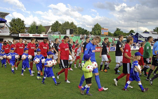 Immer ein groer Moment fr den Nachwu...beim Cup 2012 &#8211; aufs Spielfeld.   | Foto: Alfred Peter