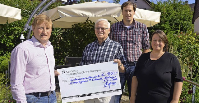 Spendenscheckbergabe im Sinnesgarten ...mermann und Heimleiterin Ulrike Huber.  | Foto: Roland Vitt