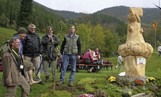 Die Auerhahn-Skulptur und eine Vogelki...rung zur Khlerei Holzeck in Schonach.  | Foto: ARCHIVBILD: Karin Heiss