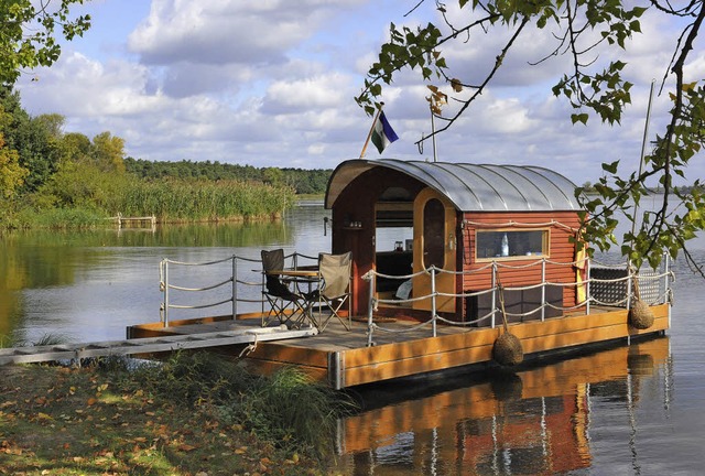 Urlaub auf dem Wasser: Mit einem Hausb...e Wassersportrevier Europas genieen.   | Foto: dpa